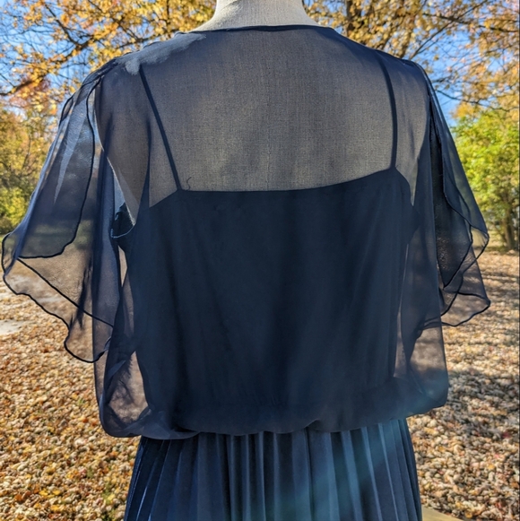 Vintage 70s Blue Pleated Plus Size Dress - Picture 4 of 7